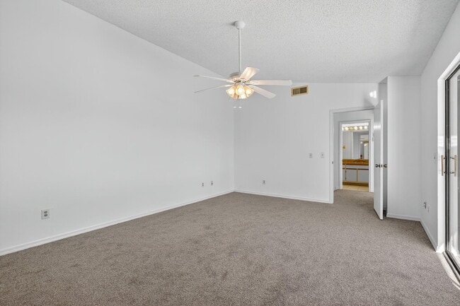 Building Photo - 3004 SE Round Table Dr