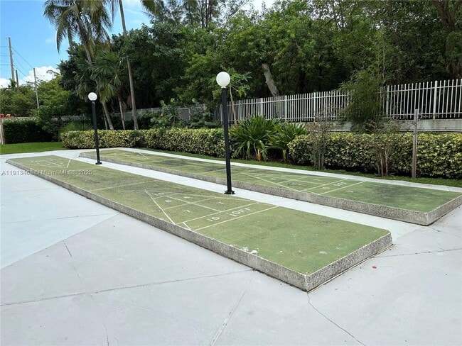 Building Photo - 100 Bayview Dr