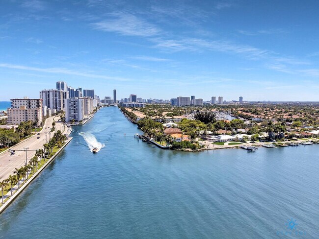 Building Photo - 809 S Ocean Dr