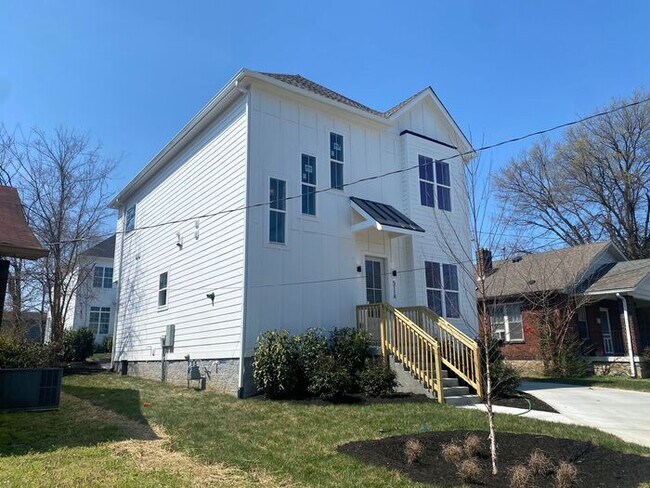 Building Photo - 4 Bed 3 Bath - 4 Min from Downtown - LAWN CARE INCLUDED