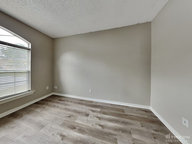 Building Photo - 8911 Country Bend Cir N