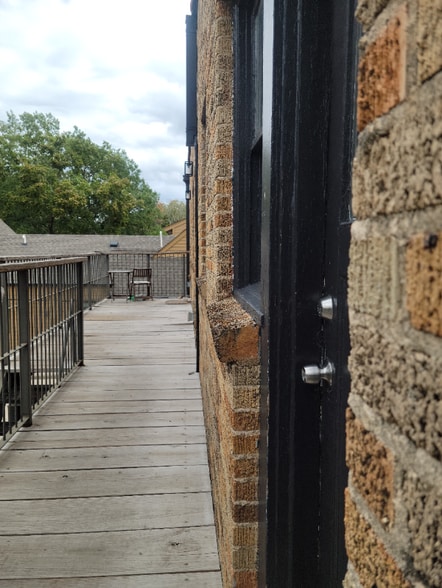 Building Photo - 209 E Rosewood Ave