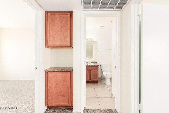 Building Photo - 2415 W Greenway Rd