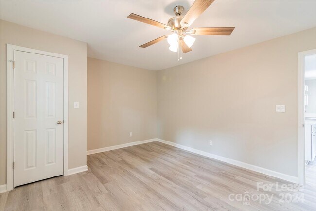 Building Photo - 2336 Barry St