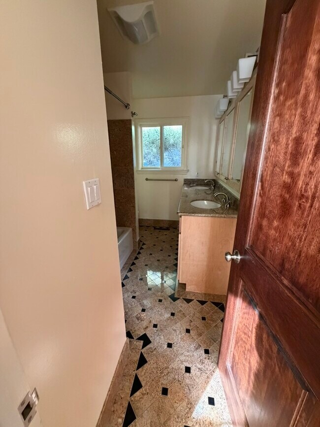 Building Photo - 242 Sandringham Rd