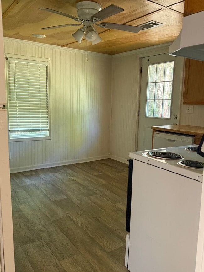 Building Photo - 159 Circle Dr