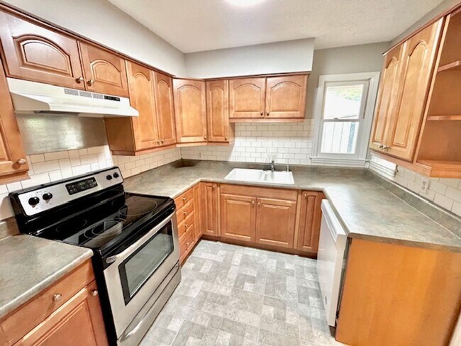 Building Photo - Beautiful Townhome in the Heart of Madison! MOVE IN SPECIAL!