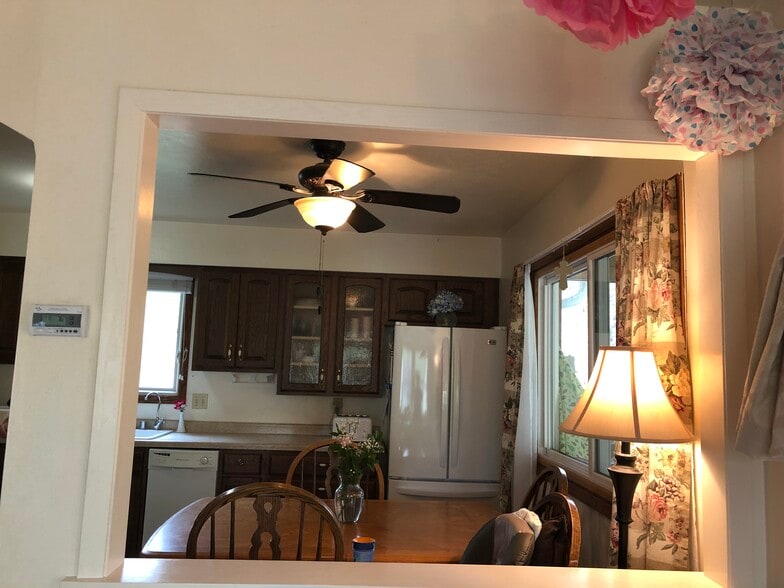 'window' divider - 5202 Schofield St