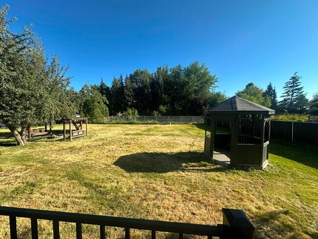 Building Photo - 4 Bedroom home with acreage