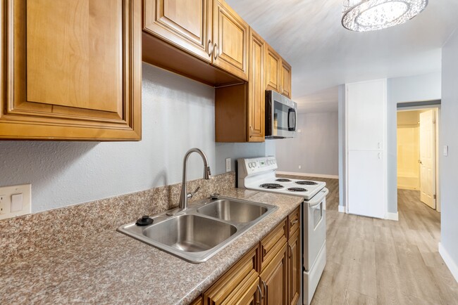 Building Photo - 1539 Pumalo St E