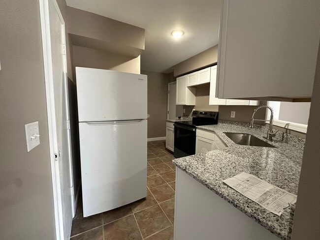 Building Photo - Welcome to this charming 3-bedroom, 2-bath...