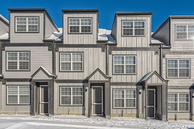 Building Photo - Stunning 2023 - Built Townhome near Edgewater