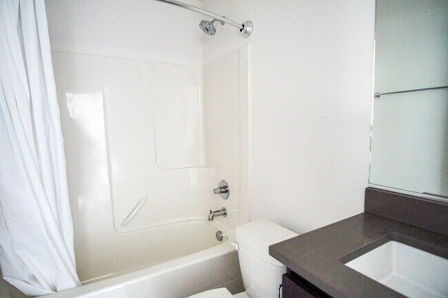 Building Photo - Rare 3 Bed, 2 Bath Townhouse Ready Late Se...