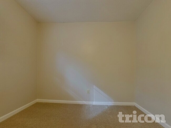 Building Photo - 6640 Valley Hill Dr