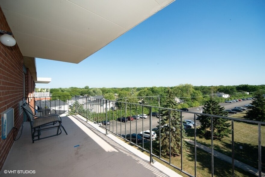 Building Photo - 16 E Old Willow Rd