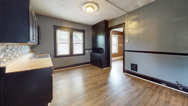 Building Photo - 4104 Clybourne