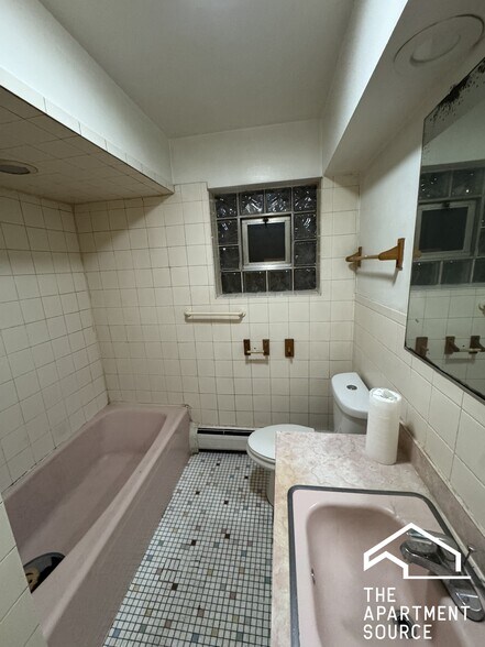 Building Photo - 7528 N Claremont Ave