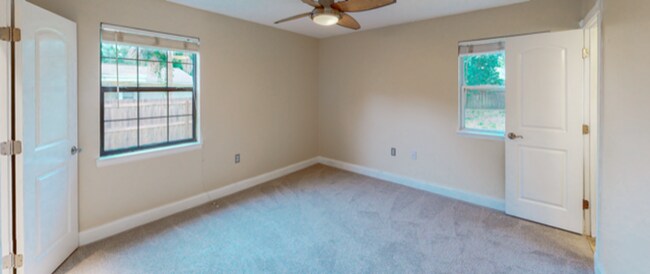 Building Photo - 3/2 with Den and extra long single car gar...
