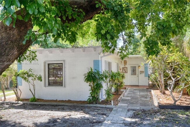 Primary Photo - 1550 NE 128th St