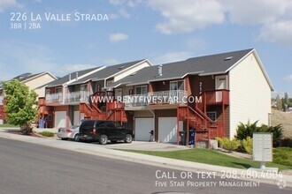 Building Photo - Beautiful Townhome With Primary Bedroom, E...