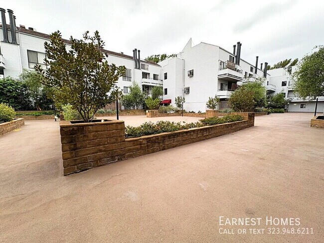 Building Photo - 13331 Moorpark St