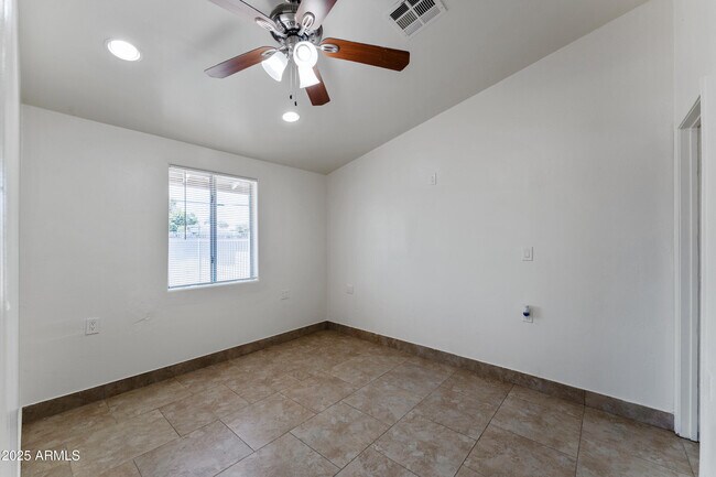 Building Photo - 1860 W Glenrosa Ave