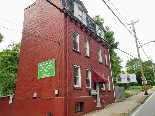 Building Photo - Super Spacious Three Bedroom on Bates Street! Deck & Patio! Washer & Dryer Included! Call Today!