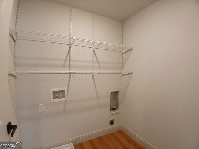 Building Photo - 245 Lakeview Dr