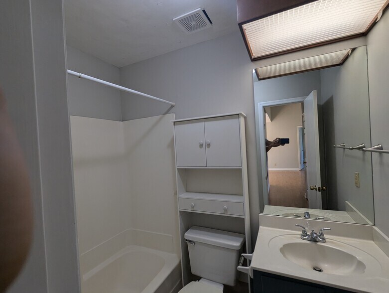 shared hall bathroom - 1528 Stone Hill Rd