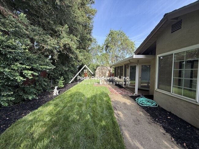 Building Photo - Spacious 3bd/2ba Carmichael Home With Sun Room