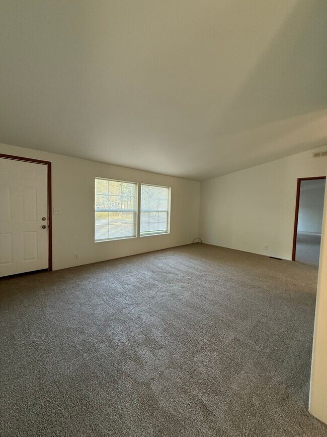 Building Photo - SPIRIT LAKE HOME (P#440)