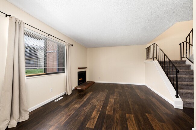 Building Photo - 2 bedroom 2 1/2 bath Updated townhome in Lakewood!