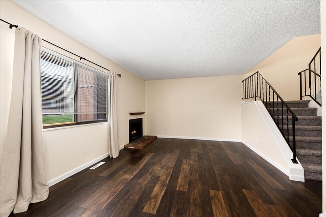 Building Photo - 2 bedroom 3 bath Updated townhome in Lakewood!