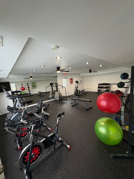 Building Photo - Country Lake Estates