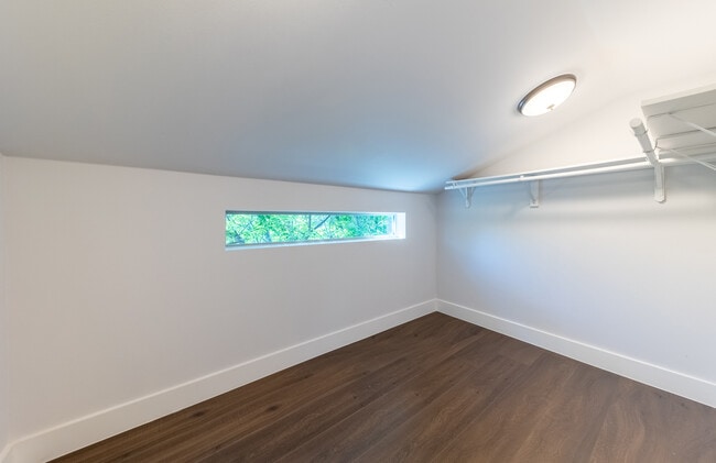 Building Photo - 2014 E 9th St