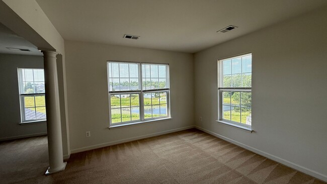 Building Photo - Large Spotsy Colonial