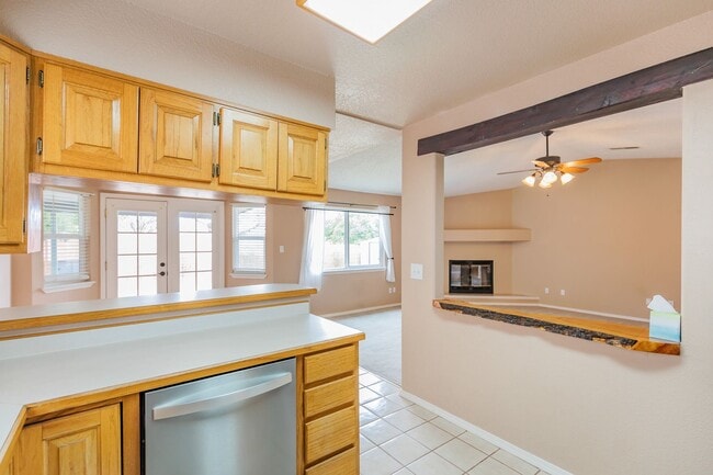 Building Photo - 3 Bedroom 2 Bath Home