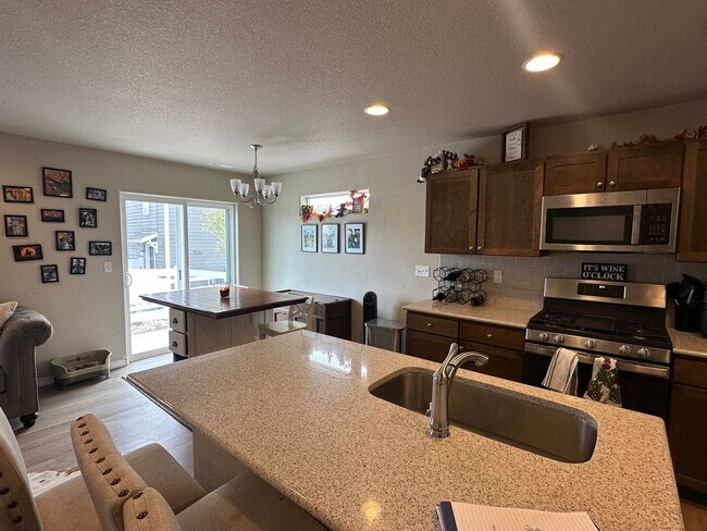 Building Photo - Modern Living in Skyview Village