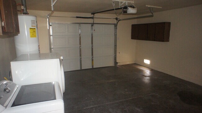 Building Photo - Charming 3Bed/2Bath/2Car residence with gated pool located in E. Las Vegas