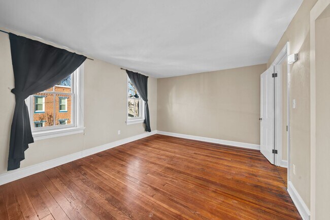 Building Photo - Spacious 4 Bedroom on Cumberland St