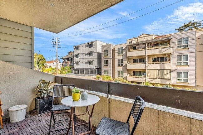 Building Photo - Luxe 1 BR Adam's Point Condo Available Now