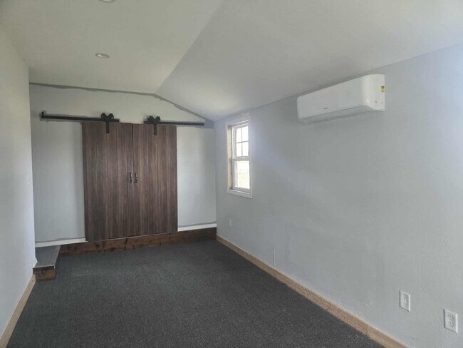 Building Photo - Charming Farm House!