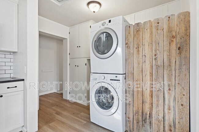 Building Photo - 415 W Linden St