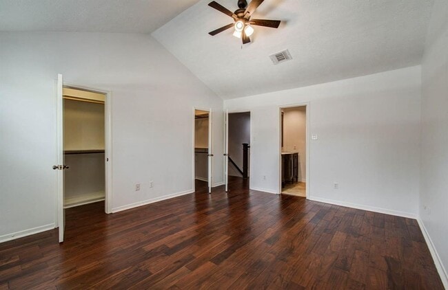 Building Photo - 926 Memorial Village Dr