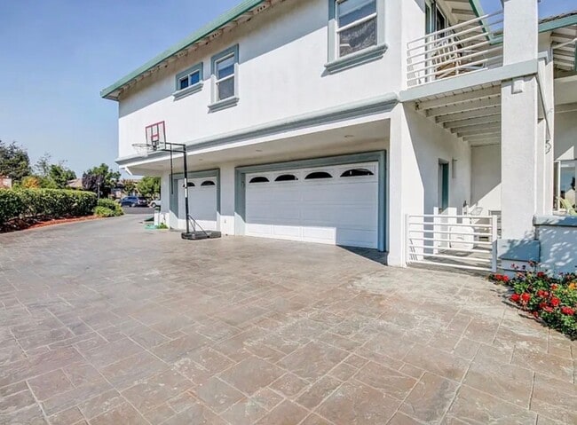 Building Photo - 4 Bedroom, 3 Bath Home in Ridgemark Golf & Country Club