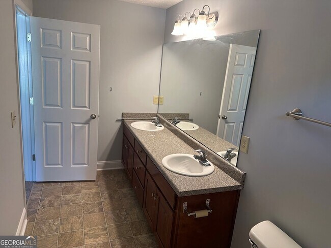 Building Photo - 561 Highland Pointe Dr