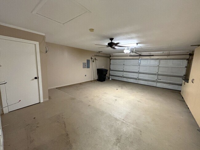 Building Photo - Lake View with Easy Access to I220