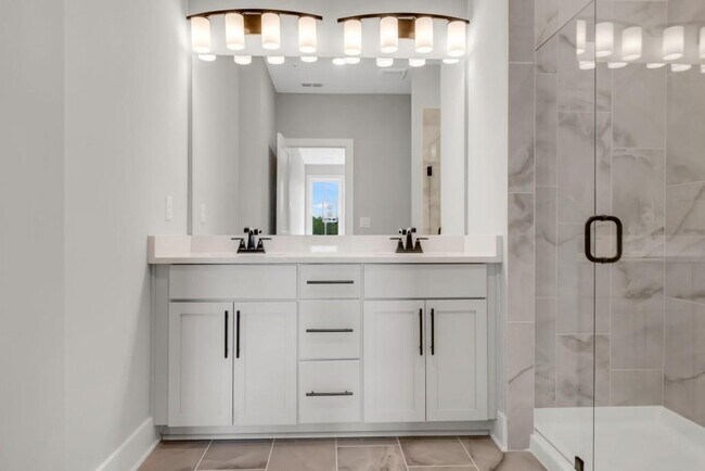 Building Photo - 911 Echo Pk Dr