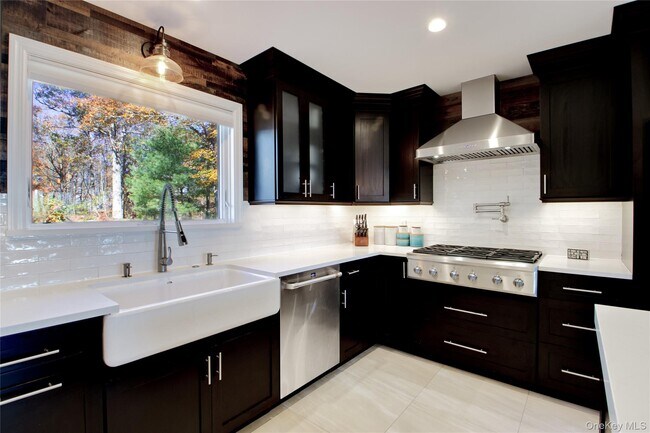 Building Photo - 26 Summit Cir Dr