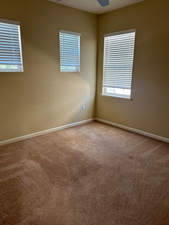 Building Photo - 374 W Abbey Ln